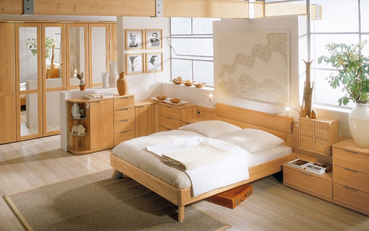 Спальня мебель дерево. Комната с деревянной мебелью. Спальня из натурального дерева. Мебель для спальни. Мебель для спальни из дерева.